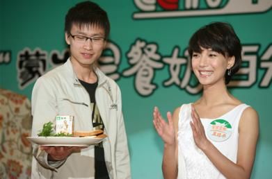 王珞丹出席活動自信能當賢妻良母(組圖)