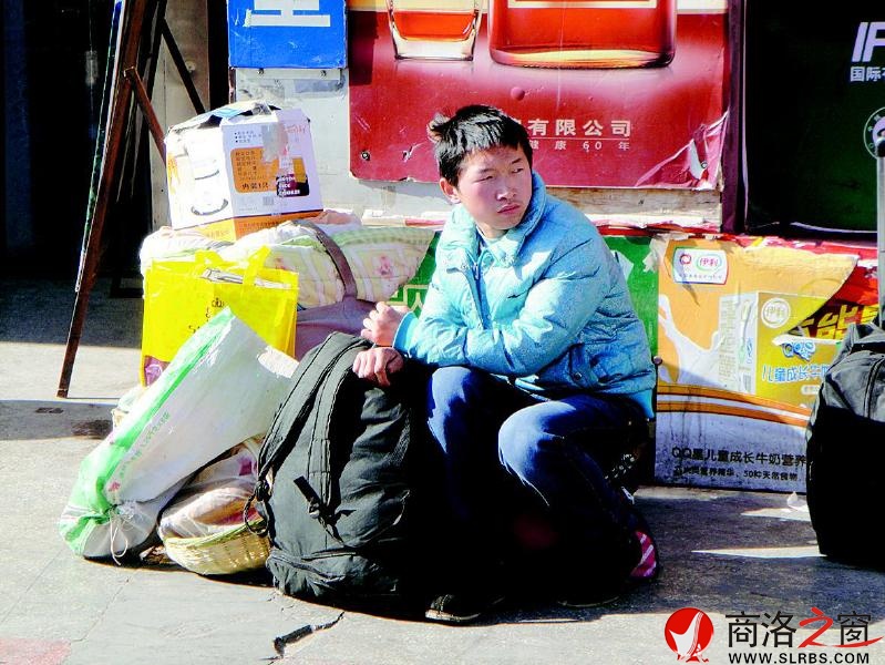 一個人,一堆行李。他看上去還是一個稚氣未脫的孩子