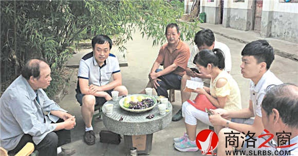 本報(bào)重大主題報(bào)道組在商州區(qū)牧護(hù)關(guān)采訪