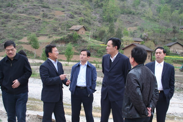 縣委書記柳憲軍深入西部部分鄉(xiāng)鎮(zhèn)檢查指導工作.jpg