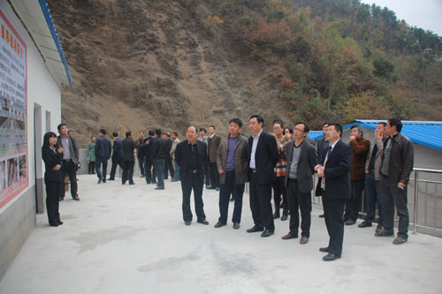 領導組在新農(nóng)業(yè)科技生態(tài)養(yǎng)殖園區(qū)觀摩